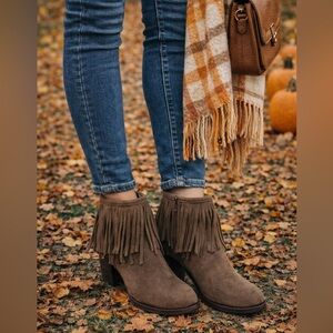 Azura by Spring Step brown suede fringed Bernat Booties